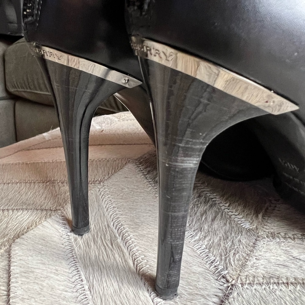 BURBERRY black leather pump heels. Zip hardware back. US 9.5 / EU 40.5 - Picture 6 of 11